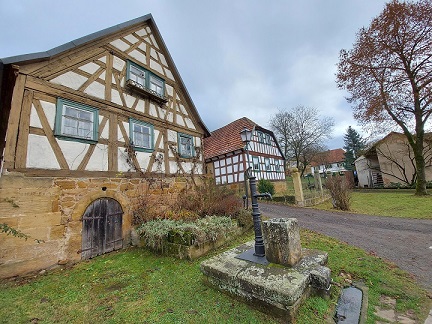 Fahr mal hin und lauf mal rum: Der beschauliche Fachwerkort Rabelsdorf in den nördlichen Haßbergen – MIT VIELEN FOTOS!