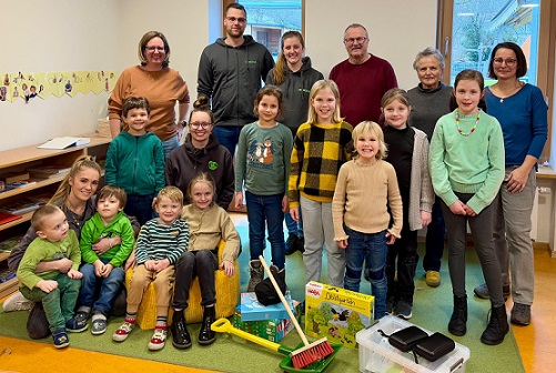 Erlös aus Christbaumversteigerung: Die Greßthaler „Steebeisser“ übergeben Sachspenden an zwei örtliche Einrichtungen