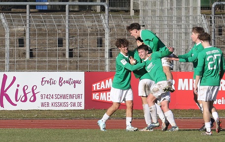 Erst „Kiss Kiss“, dann Pfosten- und Elfer-Frust: Die U19 macht viel Spaß, kann Aue aber nicht schlagen – VIELE FOTOS!