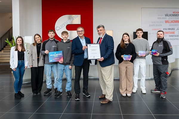 Mit Urkunde und Ausbildungssiegel: Die „Cummins Deutschland GmbH“ aus Marktheidenfeld ist zertifizierter, neuer IHK-Ausbildungsbetrieb