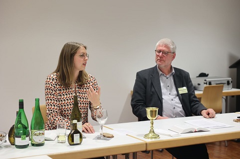 Wenn Theologie auf Weinkunde trifft „Biblische Weinprobe“ mit der ehemaligen Deutschen Weinkönigin Eva Brockmann