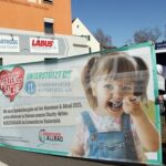 Symbolische Bannerübergabe: Die ABENTEUER & ALLRAD unterstützt heuer die Schweinfurter Kindertafel e.V.