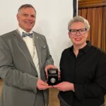 Silbernen Stadtplakette für Susanne Holst-Steppat „Unschätzbaren Beitrag zur Entwicklung der Volkshochschule geleistet“