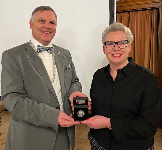 Silbernen Stadtplakette für Susanne Holst-Steppat „Unschätzbaren Beitrag zur Entwicklung der Volkshochschule geleistet“