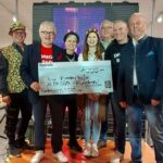 Ein Auftritt zwischen Regalen: Dank Michl Müllers Besuch in der ALDI SÜD-Filiale Niederwerrn kamen 1000 Euro für die Schweinfurter Kindertafel zusammen – VIELE FOTOS & FILM!