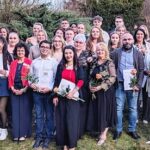 Ein bedeutender Meilenstein: Frisch gebackene Pflegekräfte feiern ihr Examen