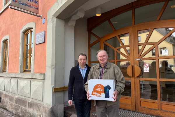 Gewinnsparen: Treuer Kunde der VR-Bank Main-Rhön erhält ein hochwertiges Apple-Set