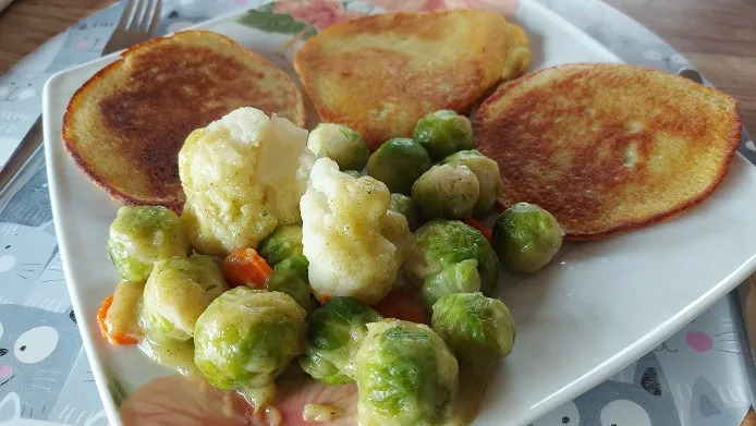 Bleib zuhaus´ und ess´ daheim: Mal wieder Kartoffelpuffer mit Rosenkohl-Karotten-Gemüse und Salat