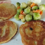Bleib zuhaus´ und ess´ daheim: Kartoffelpuffer mit Rosenkohl-Karotten-Gemüse und Sauerkirsch-Quark