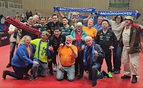 Es wurde Sekt in Bergneustadt: Der TSV Bad Königshofen hat zwei Matchballe für das DM-Halbfinale