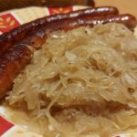Essen wie Gott in Franken: Einfach mal nur Bratwürste mit Sauerkraut zu Kauzen-Bieren aus Ochsenfurt