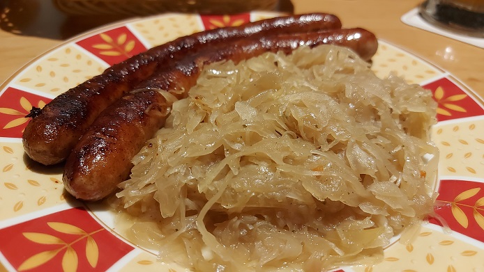 Essen wie Gott in Franken: Einfach mal nur Bratwürste mit Sauerkraut zu Kauzen-Bieren aus Ochsenfurt