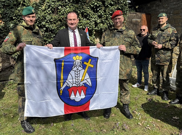 Ein starkes Zeichen der Verbundenheit: Übergabeappell auf dem Grafenrheinfelder Kirchplatz