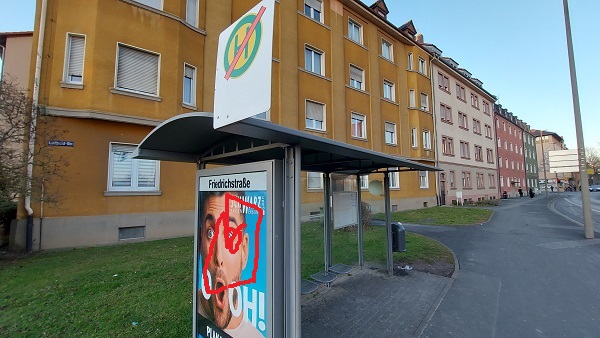 Schmiererei an einer Bushaltestelle: 16-Jähriger wird auf frischer Tat ertappt