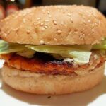 Fahr mal hin und kehr mal ein: Chickenburger mit Pommes im Weißen Ross in Schnackenwerth
