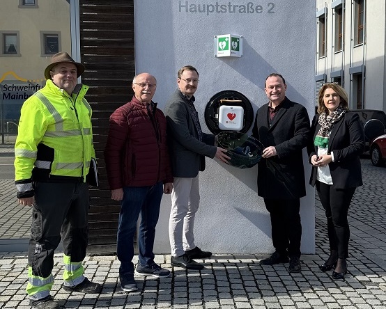 Lebensrettende Hilfe rund um die Uhr: CSU Grafenrheinfeld spendet Defibrillator