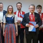 Ehrungen für jahrzehntelangen Einsatz: Urkunden und Nadeln für 12 MusikerInnen aus Volkach