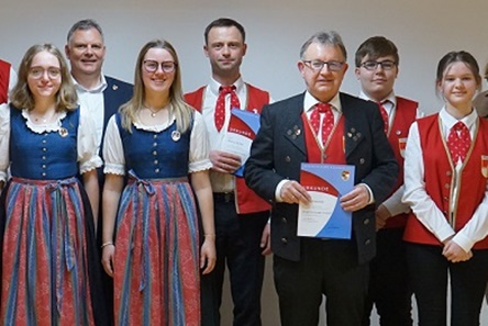 Ehrungen für jahrzehntelangen Einsatz: Urkunden und Nadeln für 12 MusikerInnen aus Volkach