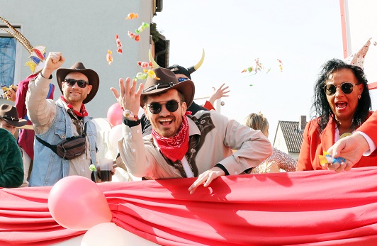 Bonbons, Schokoriegel, Popcorn und Malle-Hits: So war der Schweinfurter Faschingsumzug – VIELE FOTOS & FILME!