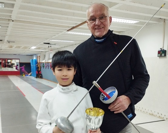 Daniel Zhang holt den Pokal: TG 48-Fechter mit Turniersieg beim Rhein-Main Degen-Challenge in Frankfurt