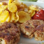 Bleib zuhaus´ und ess´ daheim: Fleischküchli mit Bratkartoffeln, dazu Salat mit Tomaten,Kohlrabi, Sellerie und Blumenkohl