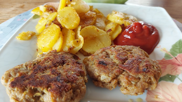 Bleib zuhaus´ und ess´ daheim: Fleischküchli mit Bratkartoffeln, dazu Salat mit Tomaten,Kohlrabi, Sellerie und Blumenkohl