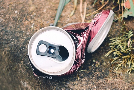 Jugendlicher warf eine noch dazu geklaute Getränkedose auf ein Fahrzeug