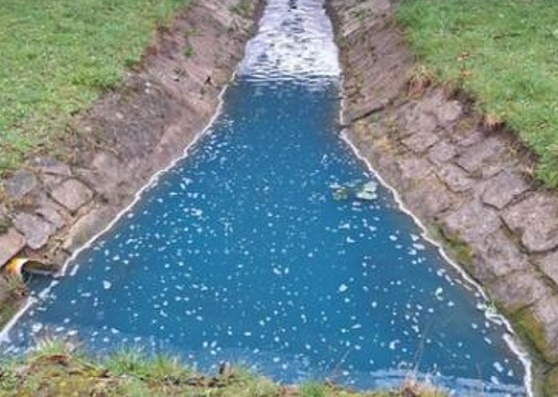 Gewässerverunreinigung: Wenn der Bach plötzlich blau ist und nach Kokosnuss riecht…