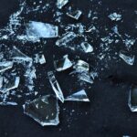 Getränkelaster verliert Flaschen, Lkw-Fahrer alkoholisiert: Autobahn wird auf über 100 Meter mit Glassplittern verunreinigt