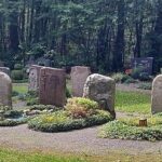 Wer macht den so ´nen Scheiß? Grabstein von Grab entfernt, Gullideckel herausgehoben