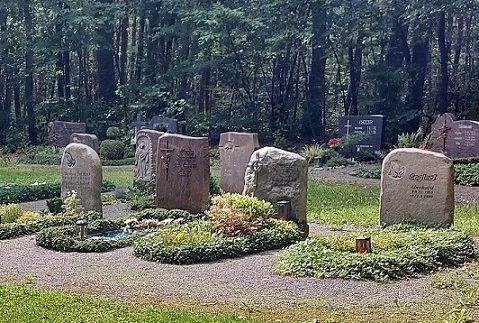 Wer macht den so ´nen Scheiß? Grabstein von Grab entfernt, Gullideckel herausgehoben