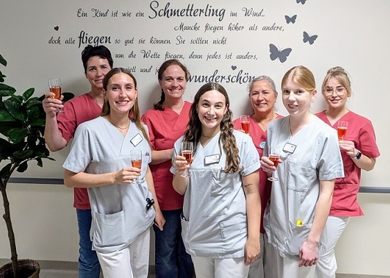 Fundierte akademische Ausbildung: Drei Hebammen schließen ihr Studium erfolgreich ab