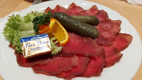 Fahr mal hin und kehr mal ein: Die Brauerei-Gaststätte Hölzlein in Lohndorf mit dem Zwetschgenbames