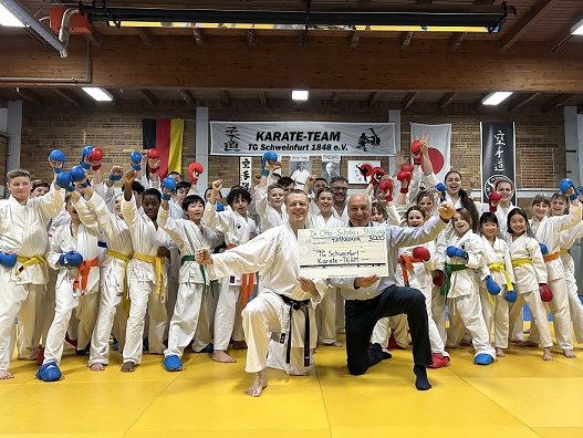5000 Euro stärken den Karate-Nachwuchs der Turngemeinde: Dr.-Otto-Schäfer-Sportstiftung unterstützt mit großzügiger Spende