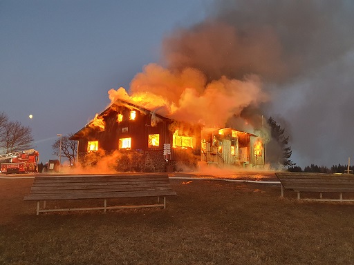 Eines der beliebtesten Ausflugsziele der Rhön steht in Brand: Die Kissinger Hütte wurde zum Großteil zerstört