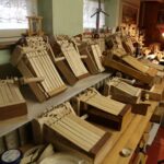 „Viel Augenmaß und Gefühl“: Besuch in der Werkstatt von Johann Germann, wo aus dem heimischen Holzscheit die Klapper entsteht