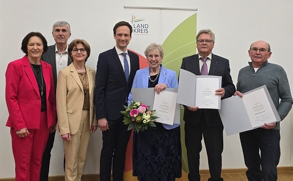 Drei Persönlichkeiten: Claudia Cebulla, Werner Steinruck und Georg Wagner erhalten die Ehrenurkunde des Landkreises Schweinfurt