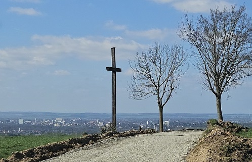 Alter Betonweg hat ausgedient: Die Straße zum Schonunger Kreuzberg wird für 200.000 Euro erneuert