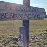 Fahr mal hin und lauf mal rum: Der Kunst- und Besinnungsweg Lohndorf – MIT VIELEN FOTOS!