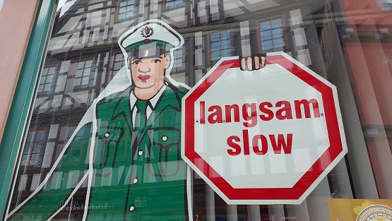 Motorradfahrer stürzt auf regennasser Fahrbahn, mit 177 km/h auf der Staatsstraße unterwegs