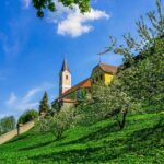 367 Stufen hinauf zur Gottesmutter: Der Kreuzwegs zur Wallfahrtskirche „Mariahilf“ hoch über Neumarkt