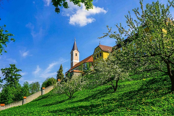 367 Stufen hinauf zur Gottesmutter: Der Kreuzwegs zur Wallfahrtskirche „Mariahilf“ hoch über Neumarkt