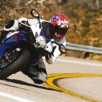 Motorradfahrer gerät in Gegenverkehr: 64-Jähriger wird schwer verletzt und mit einem Rettungshubschrauber in ein Krankenhaus