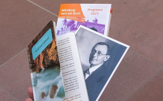 Ausstellung zu „Würzburg liest ein Buch“: Hermann Hesse „Narziß und Goldmund“ im Oberen Foyer des Rathauses