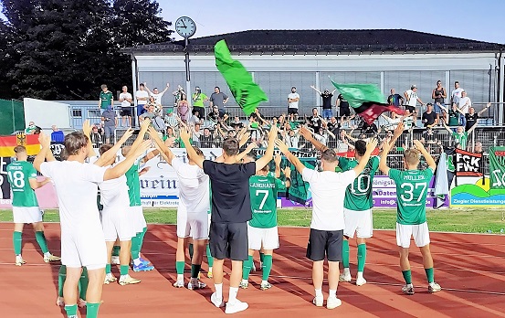 Bitte jetzt jubeln: Die Tore zur 3. Liga sind weit offen für den FC 05, zwei Schlagerspiele aber stehen deshalb auf der Kippe