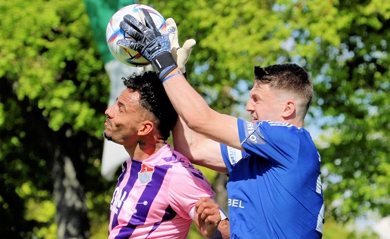 Sein härtester Gegner war bisher ein Traktor: Nico Stephan wird auch gegen Schwaben Augsburg als Ersatzkeeper bereit stehen