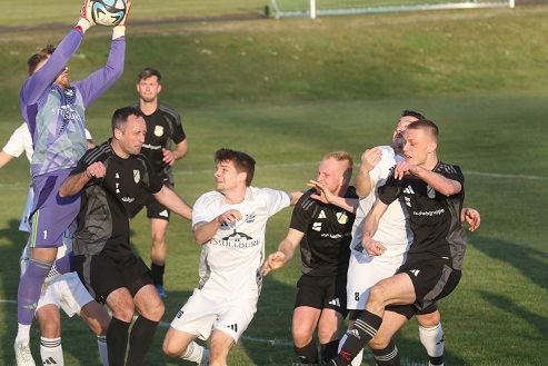 Weshalb der Sieg über das Spitzenteam Strahlungen den Oberschwarzachern nur bedingt hilft – VIELE FOTOS!