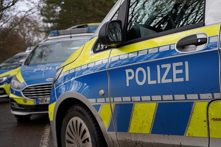 Ohne Fahrerlaubnis, nicht zugelassen, Springmesser und Falschgeld: Fahrzeug-Kontrolle endete mit Jugendarrest
