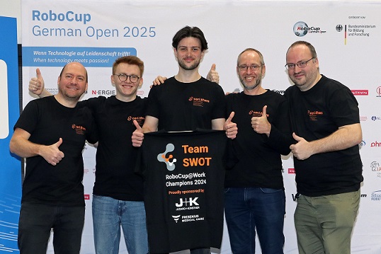 RoboCup@Work: THWS-Team „SWOT“ gewinnt die deutsche Meisterschaft und bereitet sich auf die WM in Brasilien vor