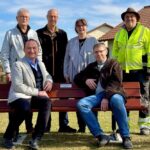 Eigenheimer spenden zum 60. Geburtstag eine neue Sitzbank für den Spielplatz am Dammweg